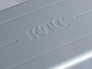 エンボス加工によりトップに施したKTCロゴ。